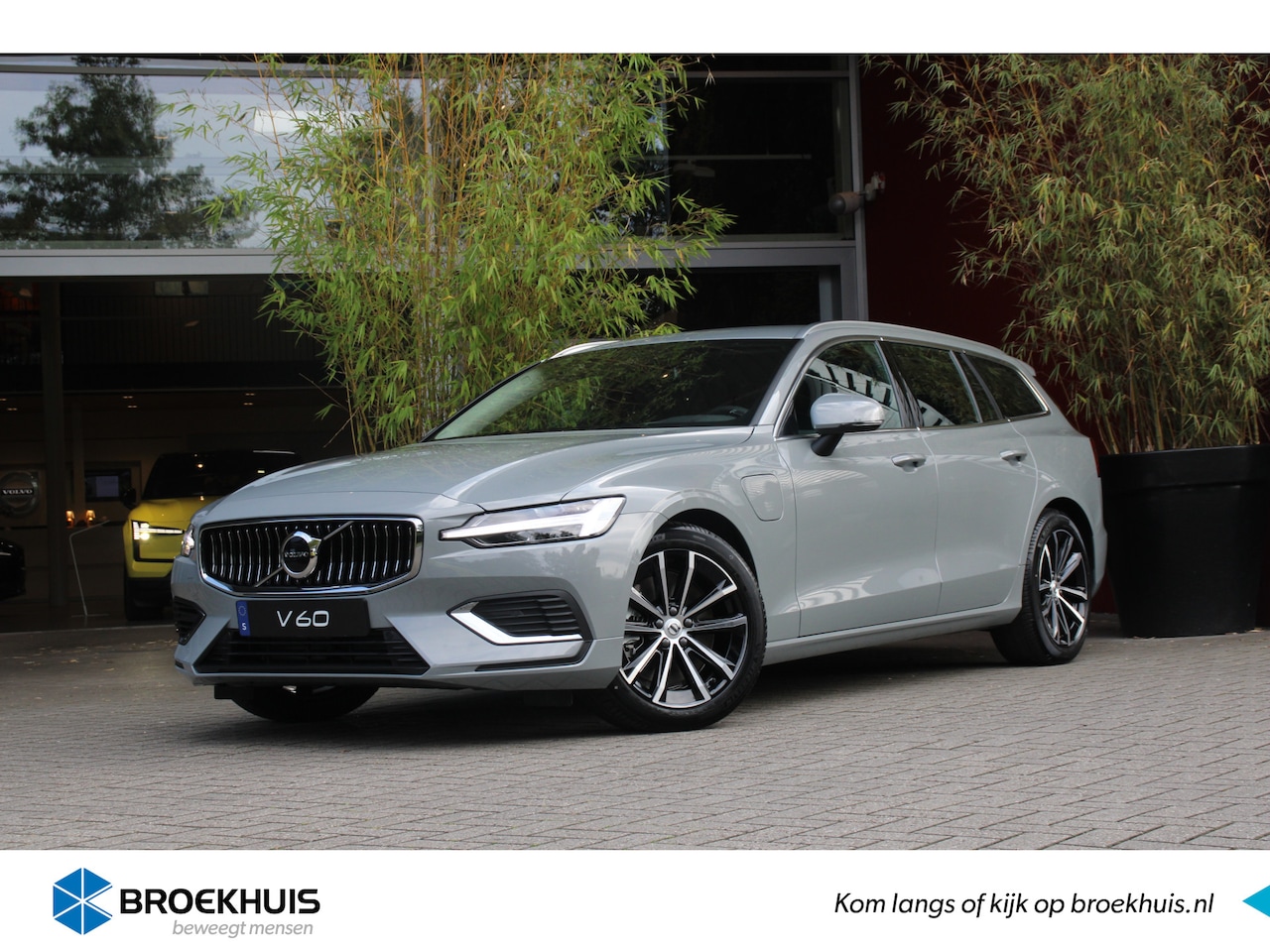 Volvo V60 - T6 Recharge AWD 350pk Essential Bright | Camera | Stuur/stoelverwarming | Climate Pack - AutoWereld.nl