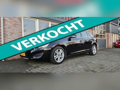 Volvo V60 - 1.6 T3 Momentum Trekhaak 150PK Navigatie Nette Auto Airco/Clima Dealer Onderhouden