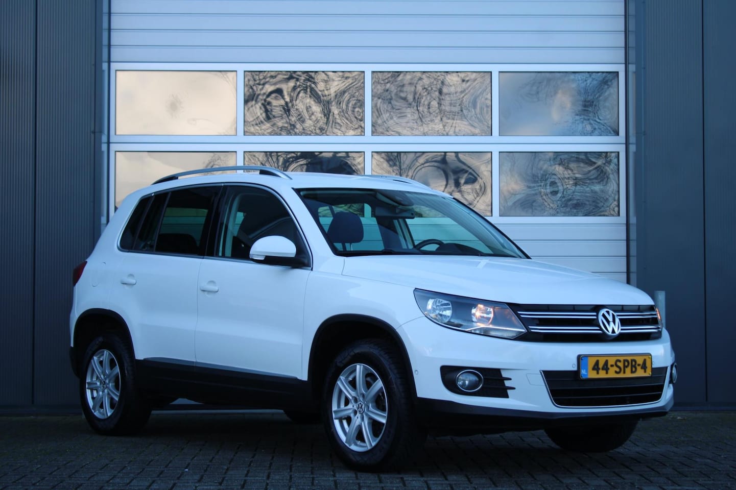 Volkswagen Tiguan - 2.0 TSI Sport&Style 4Motion 180pk Clima/Cruise/Navi/Keyless/PDC360/Bluetooth/ParkAssist/Tr - AutoWereld.nl