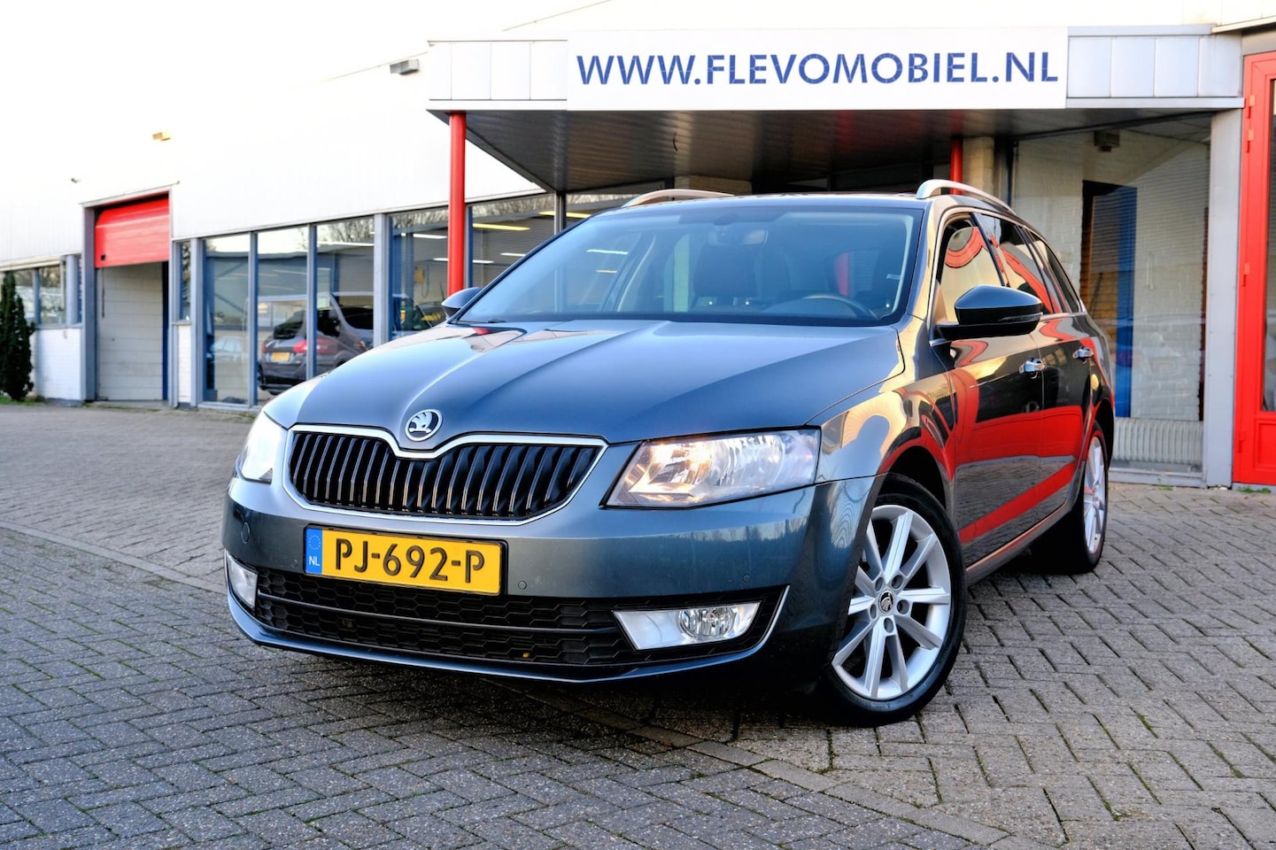 Skoda Octavia Combi - 1.4 TSI 150pk Greentech Style Aut. Pano|Navi|Clima|DAB - AutoWereld.nl