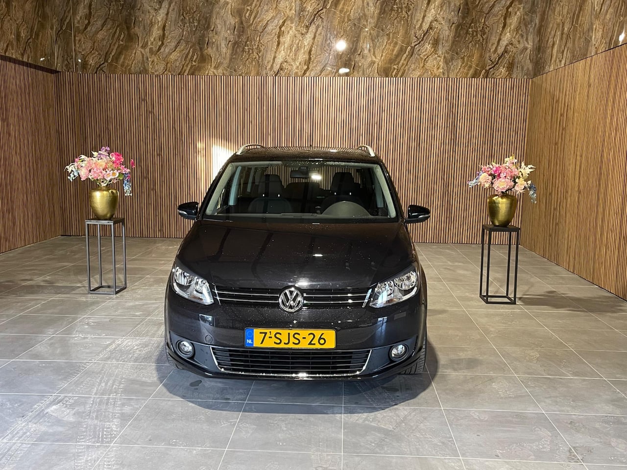 Volkswagen Touran - 2.0 TDI Highline Automaat 7Persoons Zwart 2012 - AutoWereld.nl