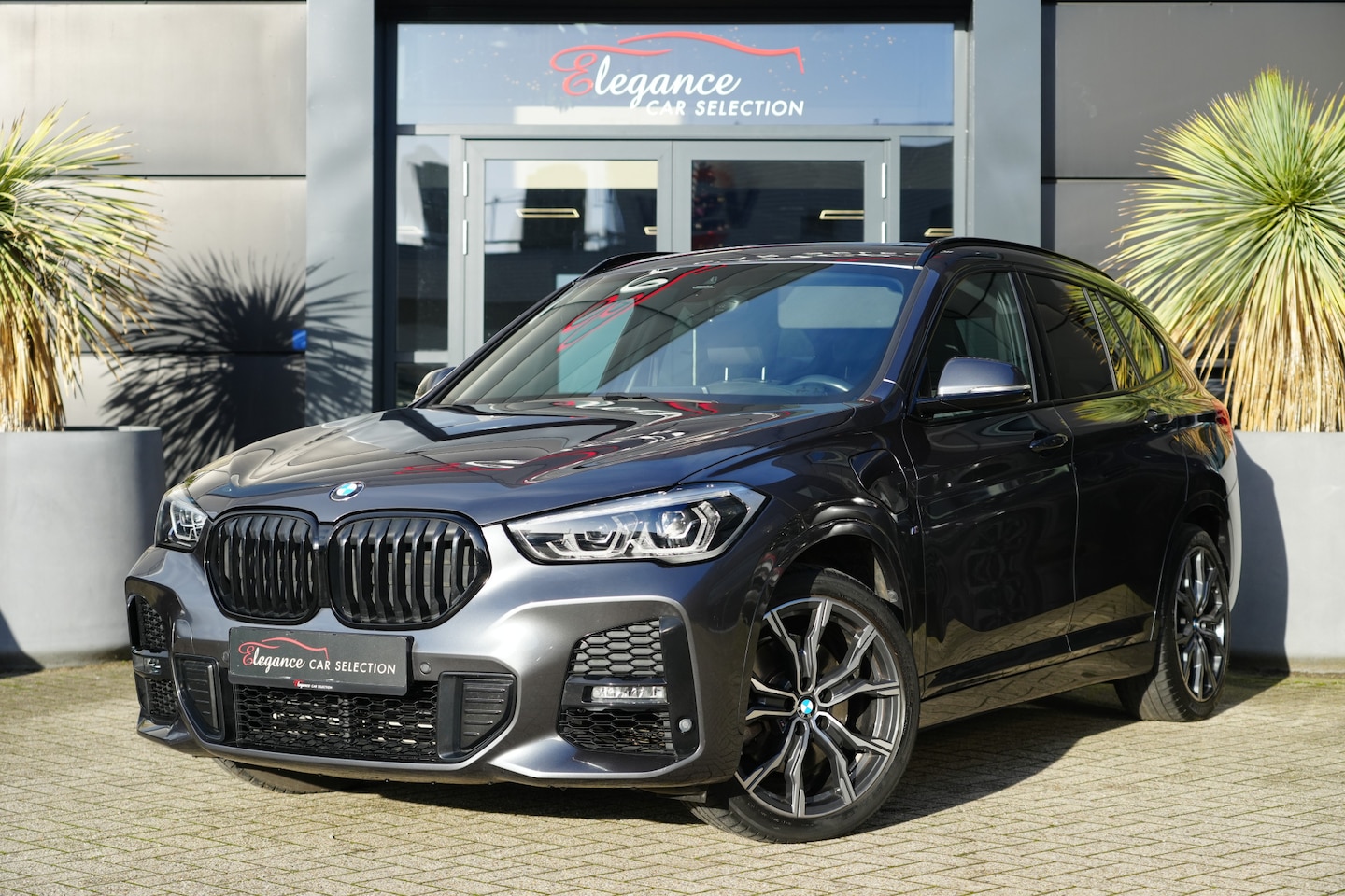 BMW X1 - xDrive25e M Sport High Executive 220pk Panoramadak/Trekhaak/Camera - AutoWereld.nl