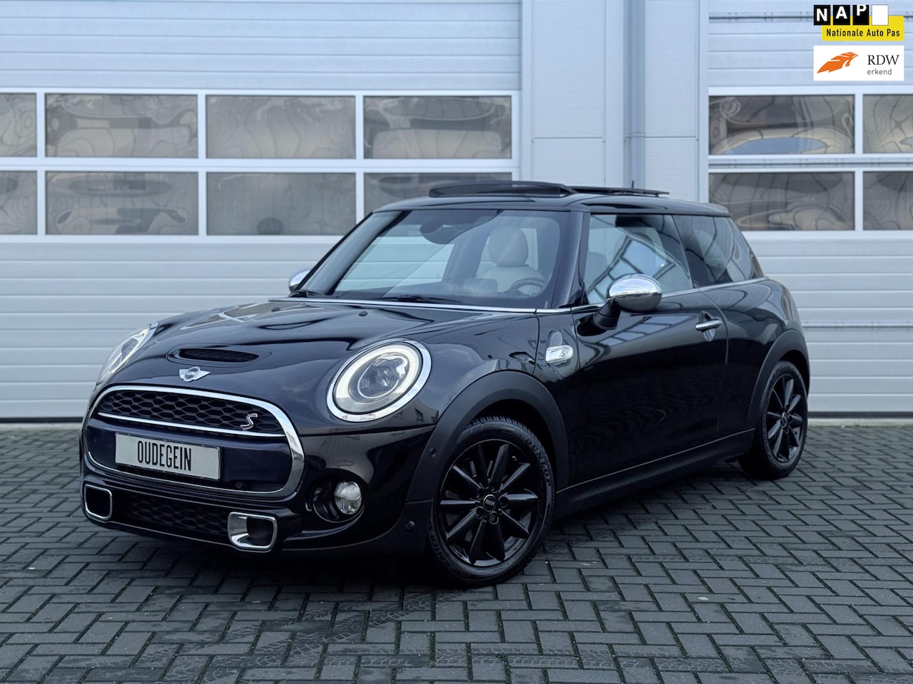 MINI Cooper S - Mini 2.0 Chili Serious Business / Head-Up / Pano / Sfeer / Navi / Leder / - AutoWereld.nl