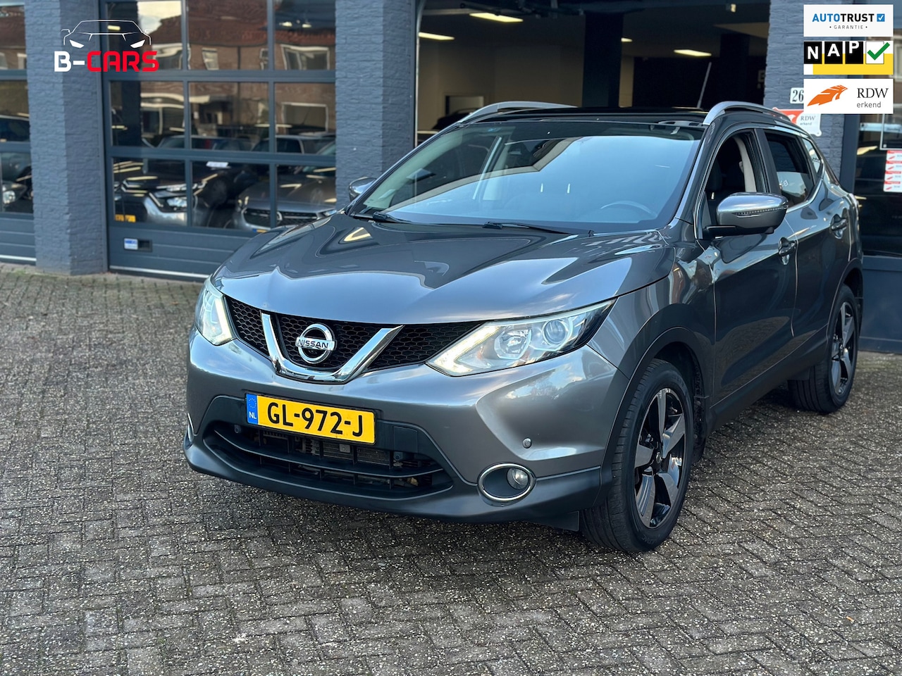 Nissan Qashqai - 1.2 Connect Edit PANO|AUTOM|NAVI|LINEASS|360CAM|NAP!! - AutoWereld.nl