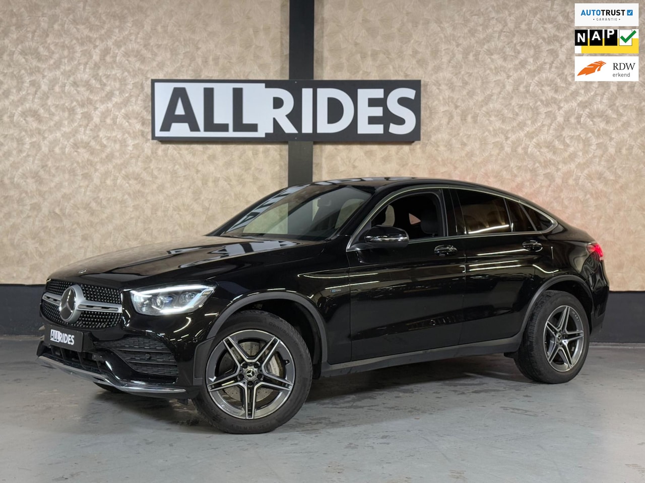 Mercedes-Benz GLC-klasse Coupé - 300e 4MATIC Business Solution AMG | sfeerverlichting | keyless | Camera | DAB - AutoWereld.nl