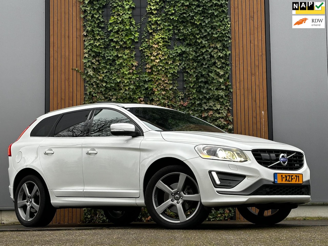 Volvo XC60 - 2.0 T6 FWD R-Design PANO|Trekhaak|Leer|dealer onderhouden - AutoWereld.nl