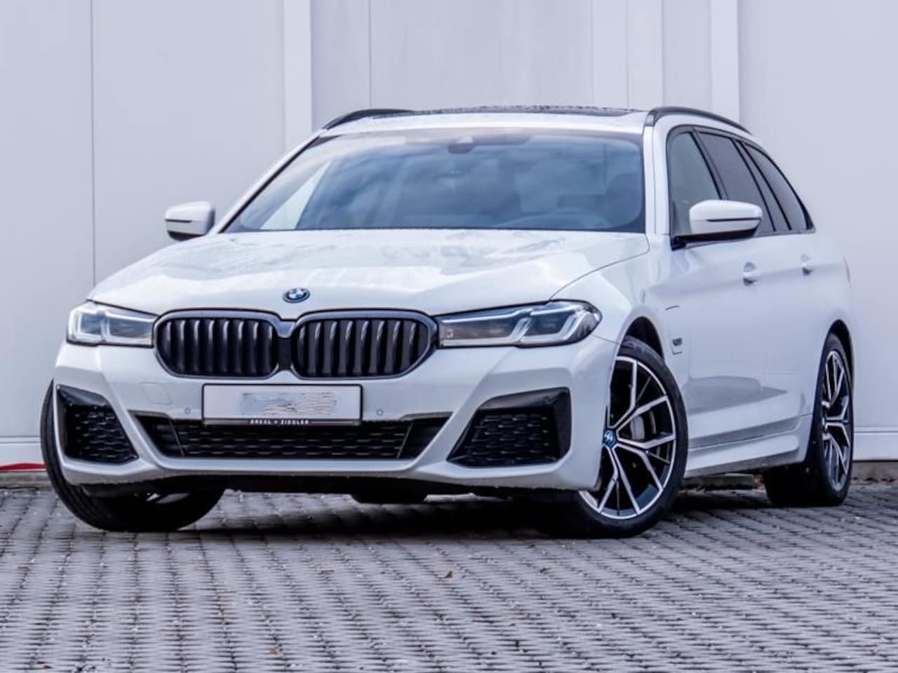 BMW 5-serie Touring - 530e xDrive M-SPORT ** LASER, LEDER, PANORAMA, TREKH, HuD, H&K Sound, 19-inch LMV ** € 38. - AutoWereld.nl