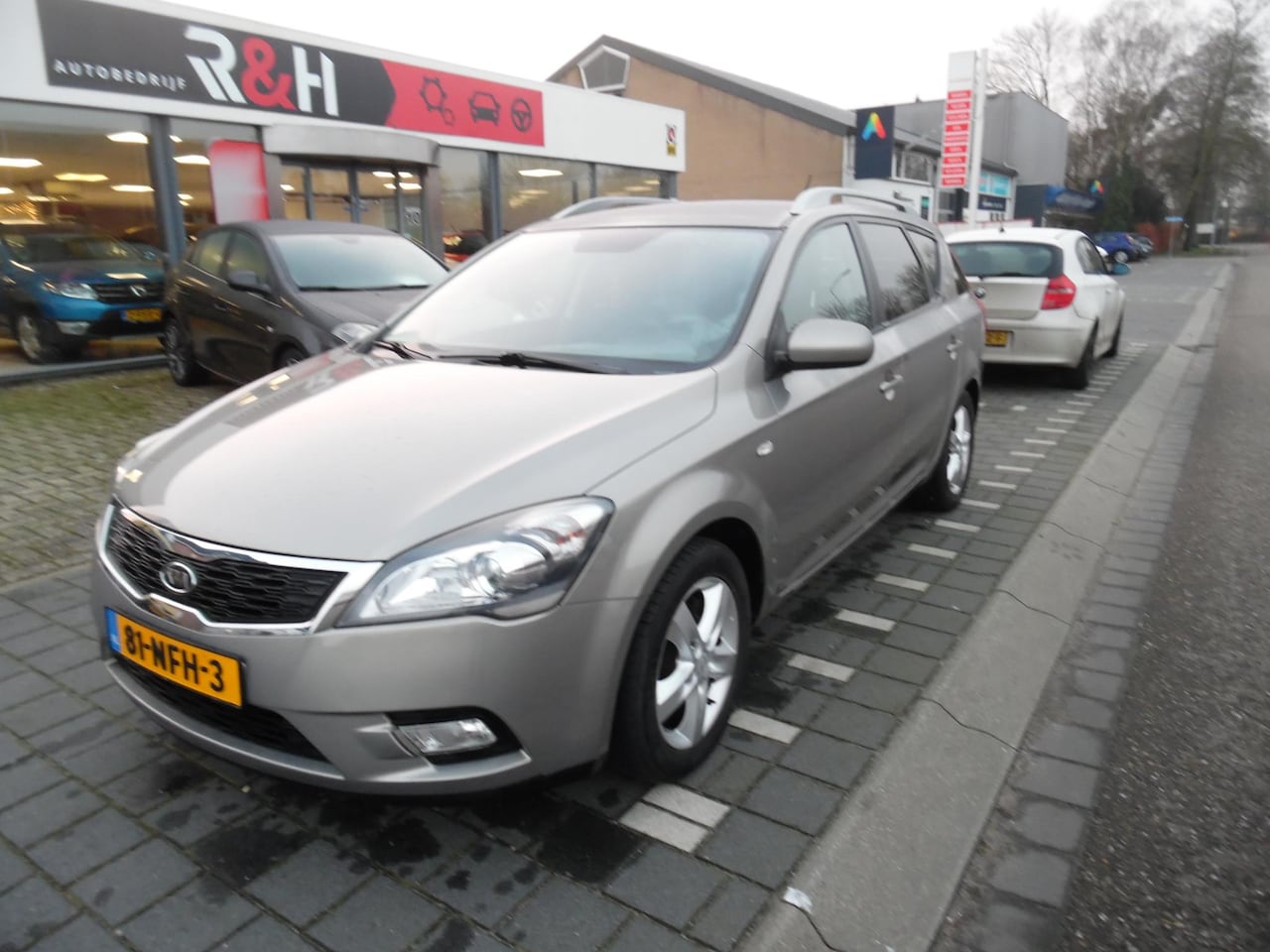 Kia Cee'd - 1.4 CVVT X-ecutive 5 deurs, airco, elektrische ramen, cruise control, navigatie, trekhaak - AutoWereld.nl