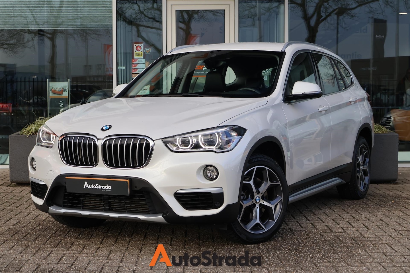 BMW X1 - (f48) sDrive20i High Executive 192pk Aut | Leder | Navi | Stoelverwarming | LED | Cruise | - AutoWereld.nl