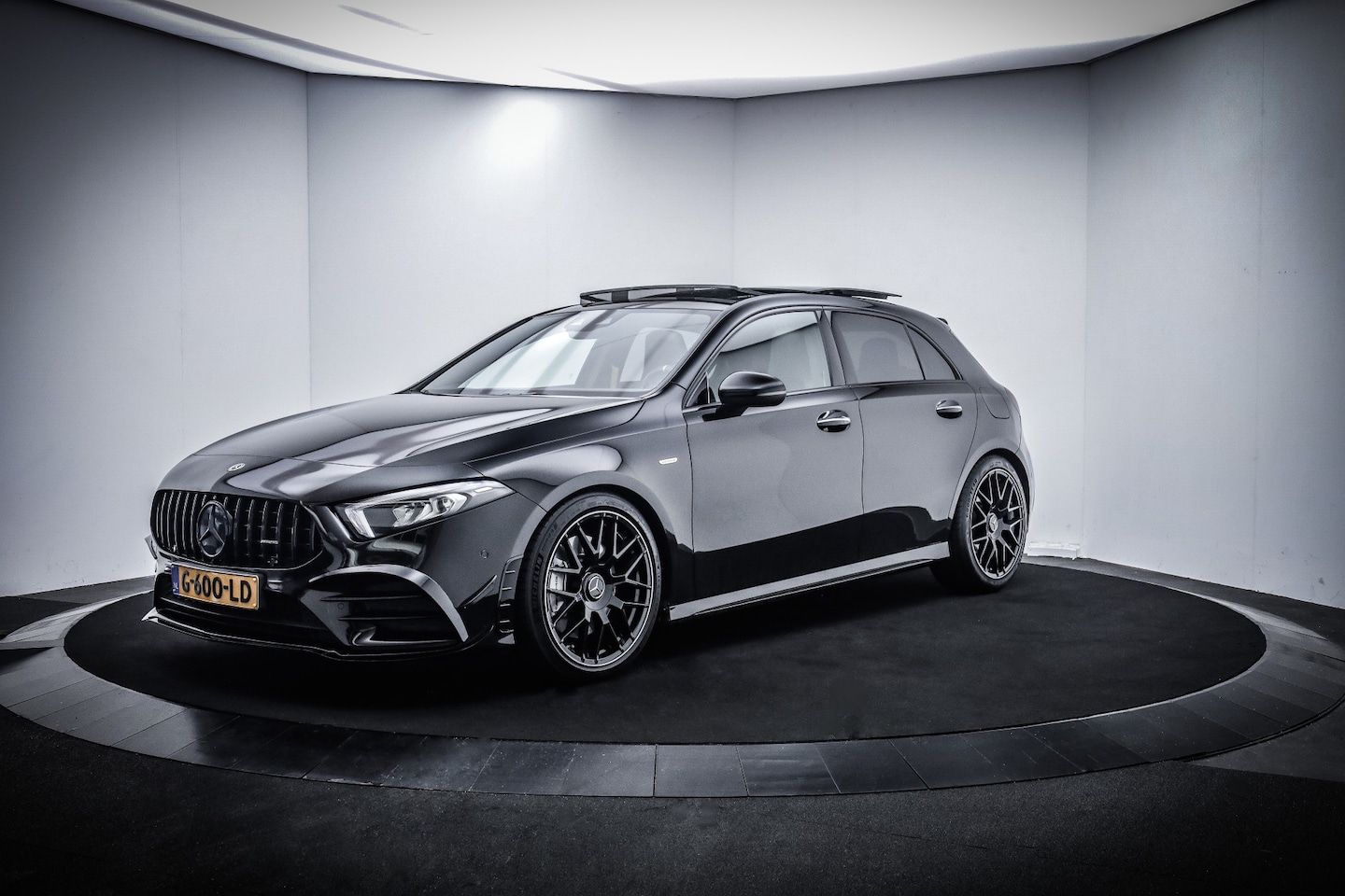 Mercedes-Benz A-klasse - 250 AMG Edition 1 PANO/AMBIANCE LIGHT/WIDESCREEN/STOELVERW./NAVI/LMV 19'' - AutoWereld.nl