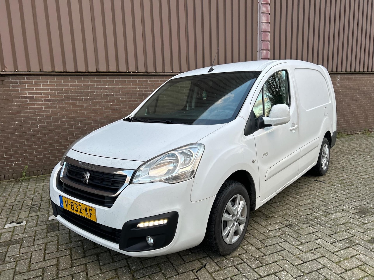 Peugeot Partner - 122 1.6 BlueHDi 100 L2 Premium Pack S&S Airco - AutoWereld.nl