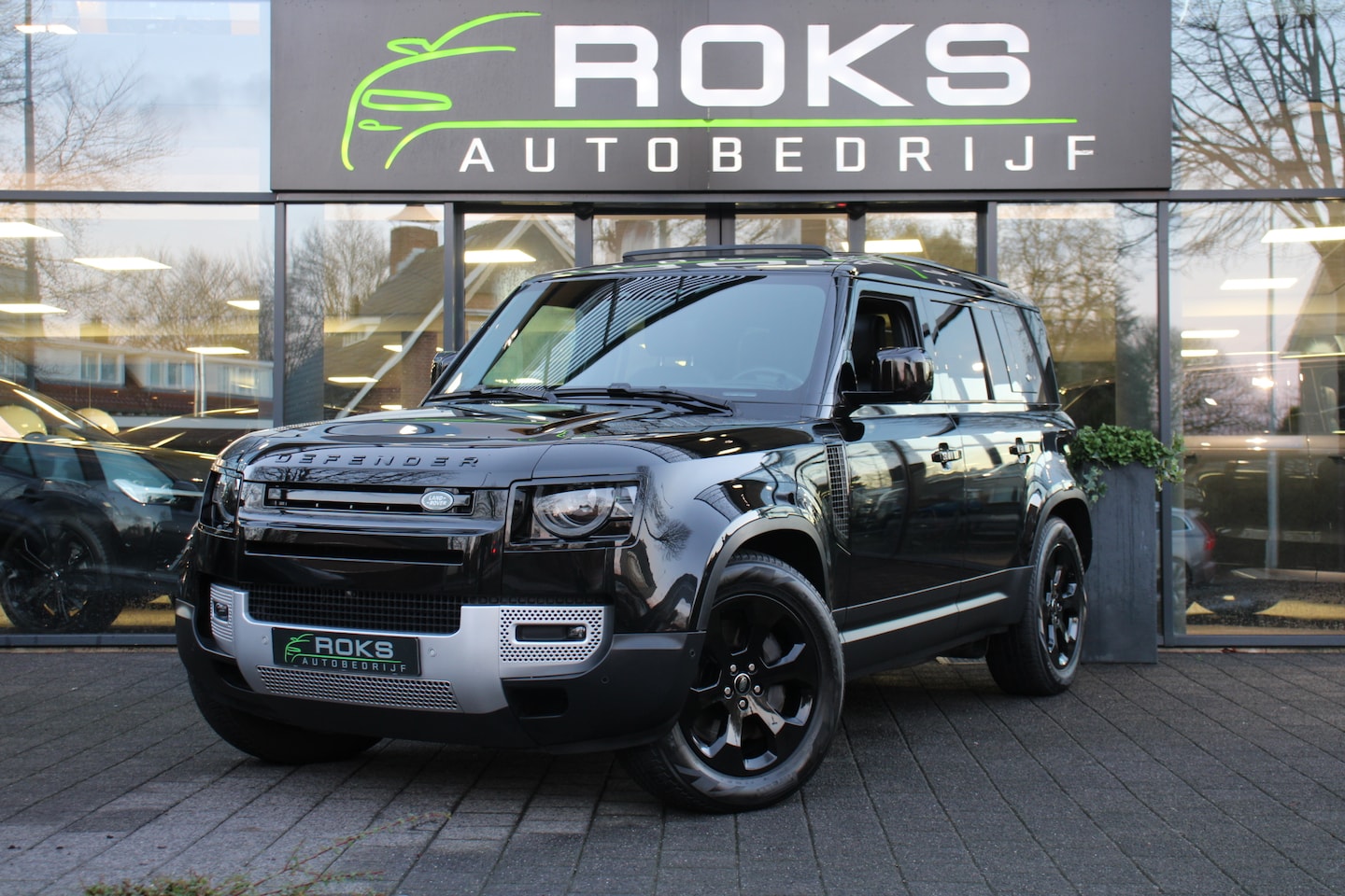 Land Rover Defender 110 - 2.0 P400e 110 S BlackPack Driverassistpack/Winterpack/Headup/Keyless/Leder/Meridian/Luchtv - AutoWereld.nl