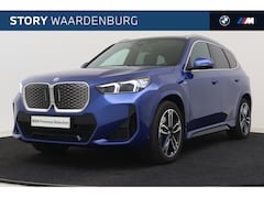 BMW iX1 - xDrive30 High Executive M Sport / Panoramadak / Trekhaak / Adaptieve LED / Stoelverwarming