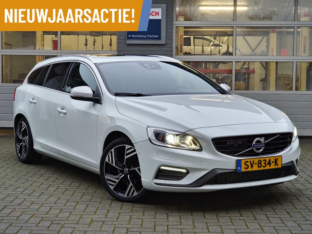 Volvo V60 - 2.0 T4 Business Sport R-design|Schuifdak|Headup|Trekhaak|Bliss|Xenon|acc|Camera|Automaat| - AutoWereld.nl