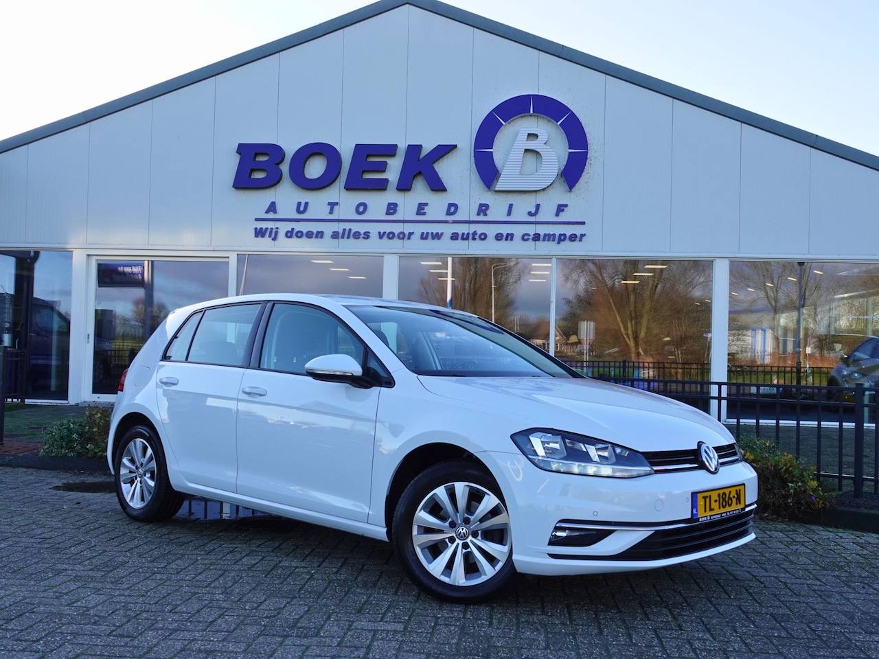 Volkswagen Golf - 1.0 TSI AUTOMAAT Comfortline TREKH. | NAVI | ADAPT CRUISE | ECC | CAMERA - AutoWereld.nl