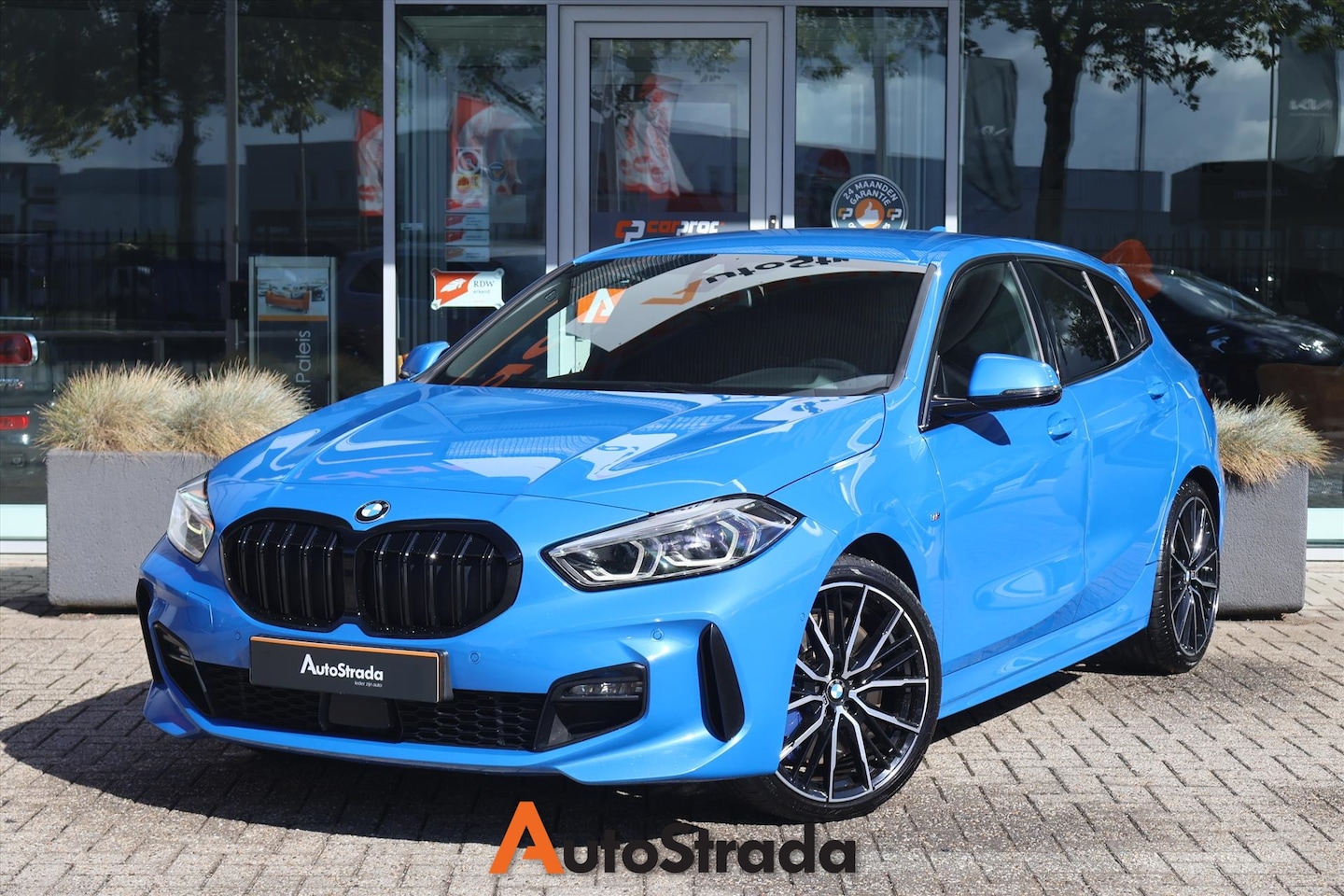 BMW 1-serie - (f40) 118i M-Sport 140PK AUT | Carplay I Misano Blue I Navi I Camera I Kuipstoel - AutoWereld.nl