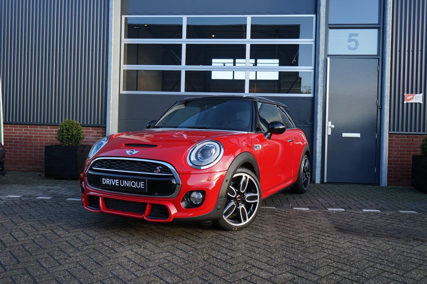 MINI Cooper S - Mini 2.0 Chili Serious Business, JCW optiek, Harman/Kardon, Kuipstoelen, Camera, Keyless - AutoWereld.nl