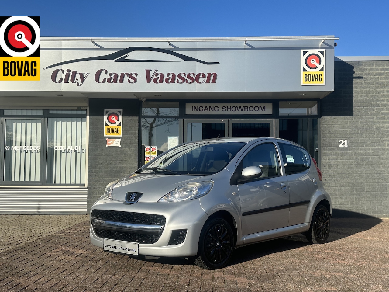 Peugeot 107 - 1.0-12V Black & Silver 68 pk airco toerenteller 5 drs elktr pakket nieuwe apk - AutoWereld.nl