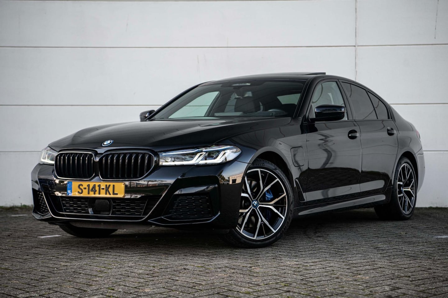 BMW 5-serie - 530e xDrive High Executive M-Pakket |ACC|Laser|Schuifdak|Carplay| - AutoWereld.nl