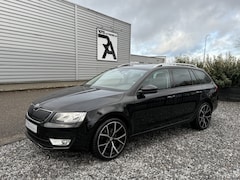 Skoda Octavia Combi - 1.4 TSI DSG Elegance 140pk Cruis|Clima|Media|PDC Zwart