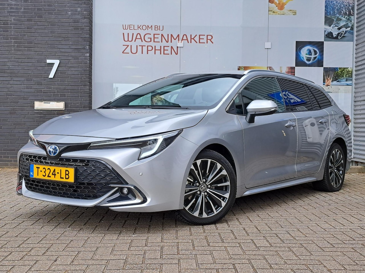 Toyota Corolla Touring Sports - 1.8 Hybrid First Edition Automaat | NAVIGATIE | ELEKTRISCHE ACHTERKLEP | 4 SEIZOENEN BANDE - AutoWereld.nl