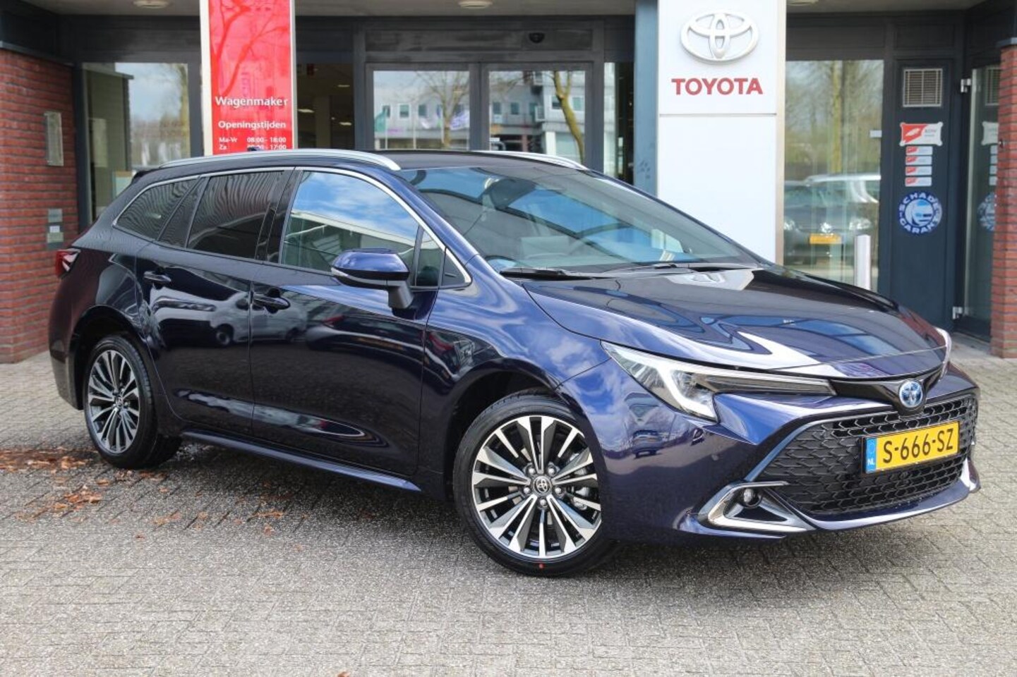 Toyota Corolla Touring Sports - 1.8 Hybrid First Edition l Nieuw Model 140PK! - AutoWereld.nl