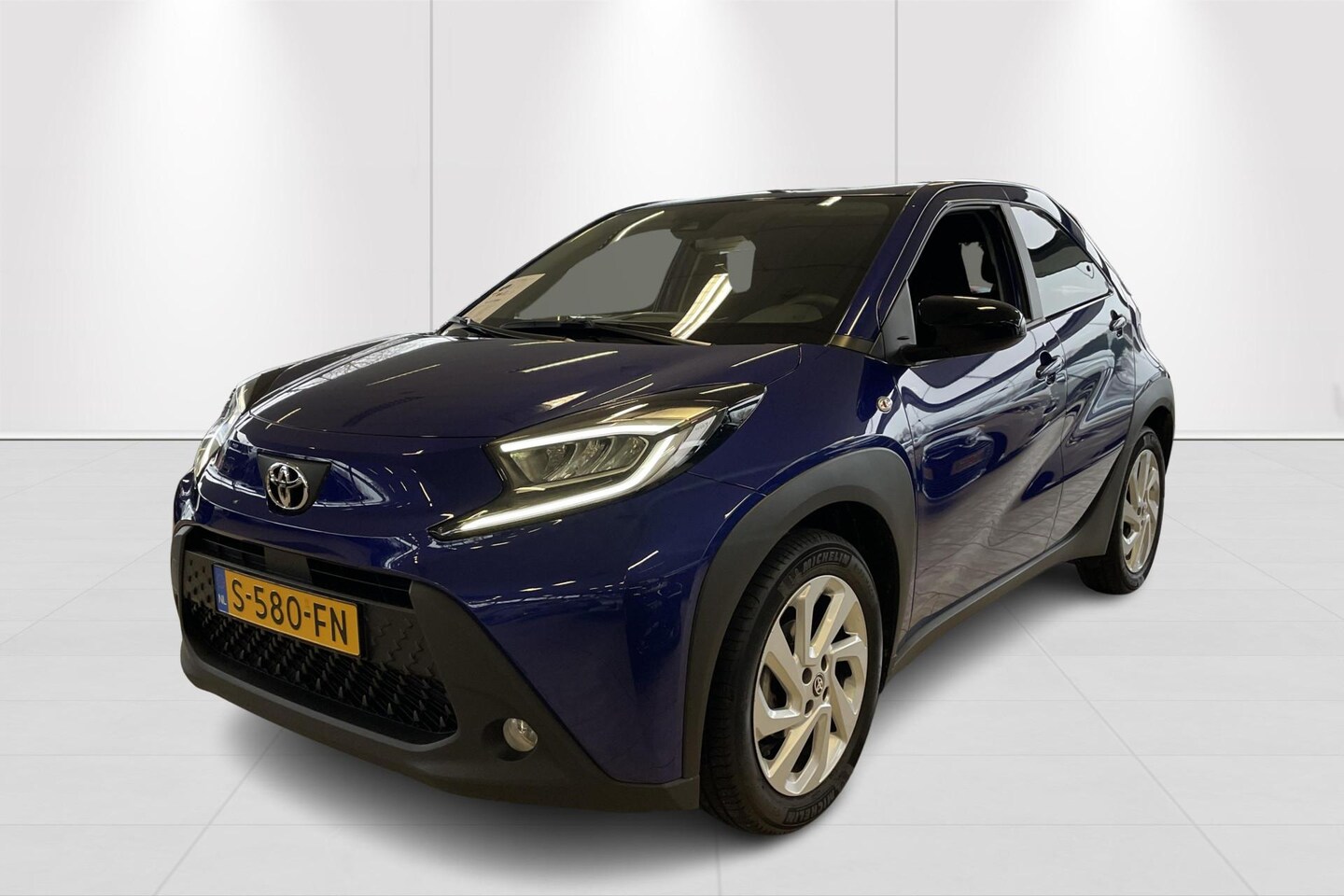 Toyota Aygo X - 1.0 VVT-i MT first " 10 jaar Toyota garantie" | Apple Carplay/Android Auto | Parkeercamera - AutoWereld.nl