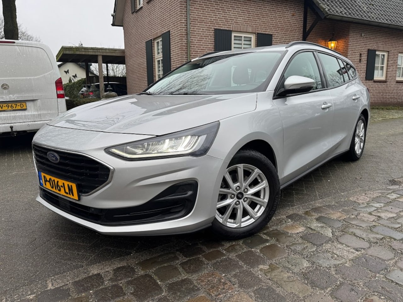 Ford Focus Wagon - 1.0 Connected airco,lmv,led,pdc,navi - AutoWereld.nl