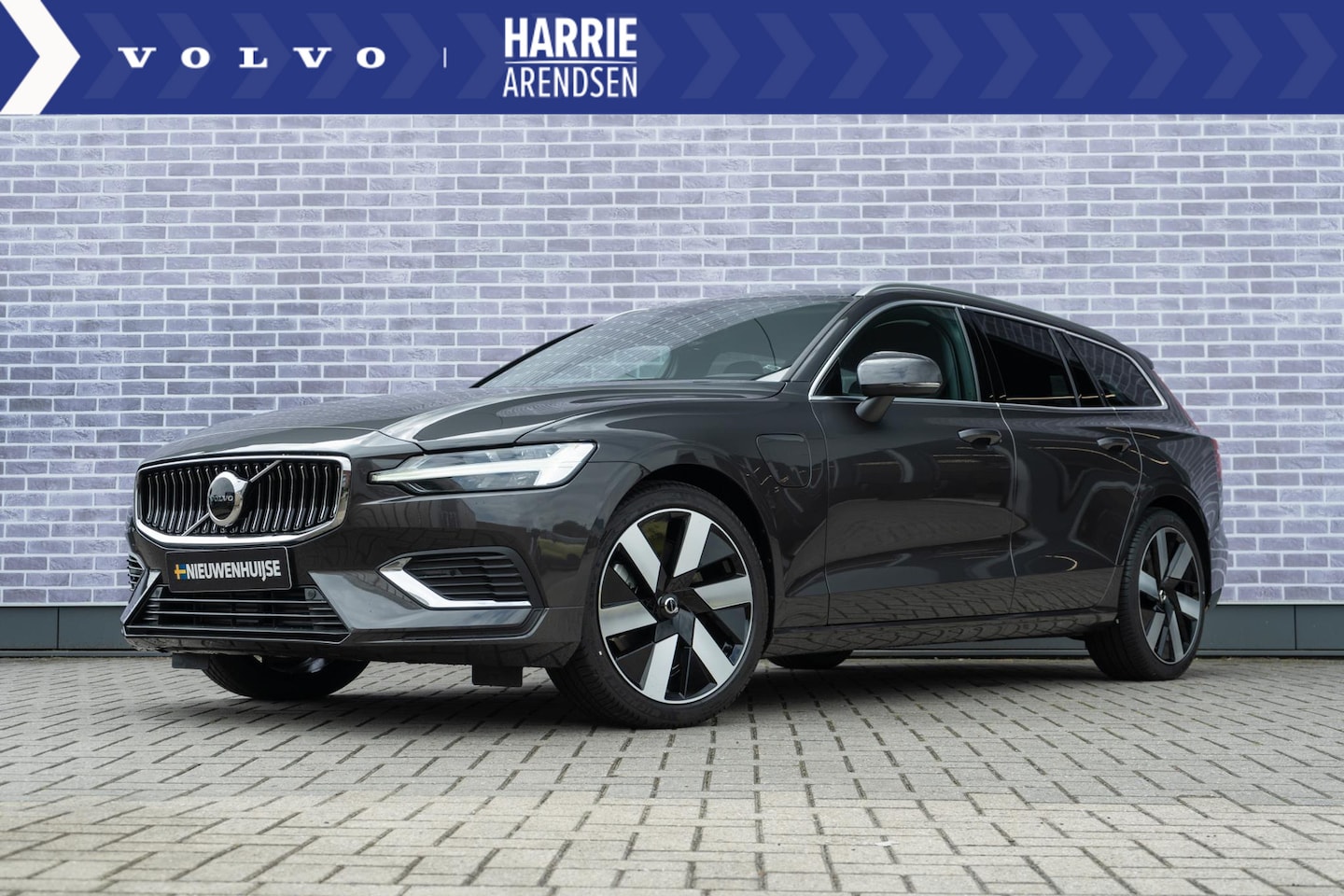 Volvo V60 - T6 Recharge AWD Essential Edition | Longe Range | Google | Adaptieve Cruise | Stoel-/Stuur - AutoWereld.nl