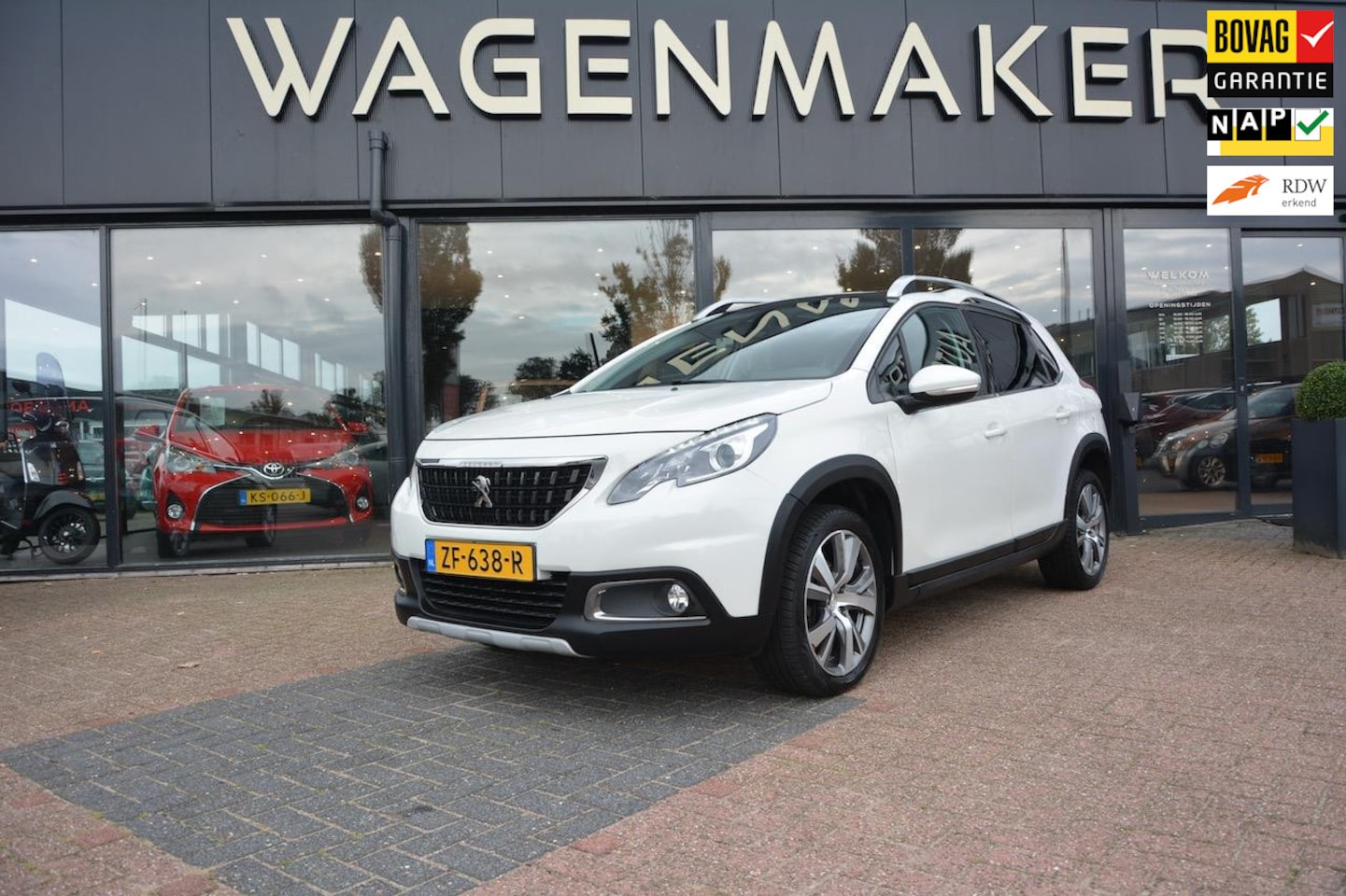 Peugeot 2008 - 1.2 Blue Lease Allure PANO|Carplay|Camera - AutoWereld.nl