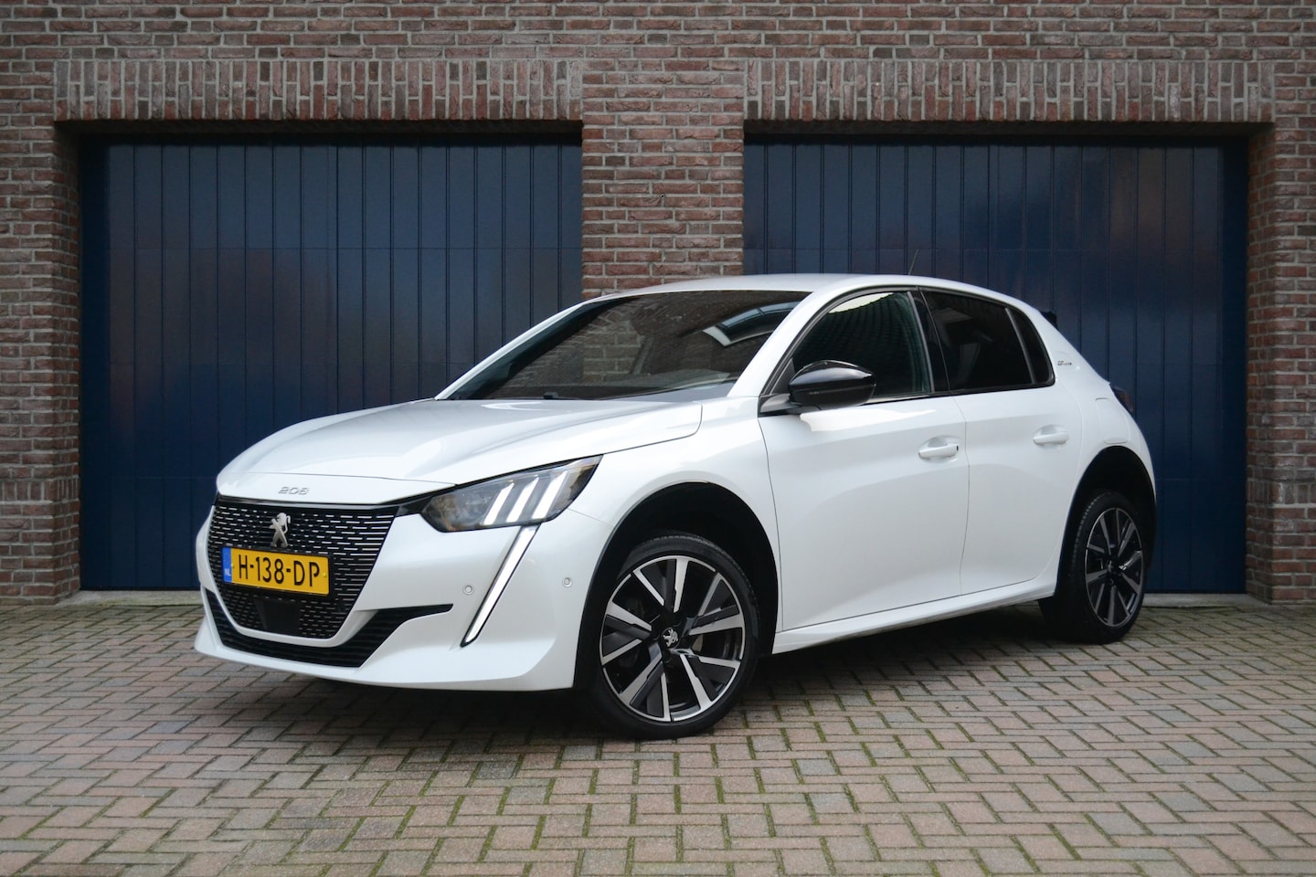 Peugeot 208 - 1.2 130pk PureTech GT-Line Automaat | Parelmoer | Adaptieve Cruise | Camera | Carplay | Ke - AutoWereld.nl