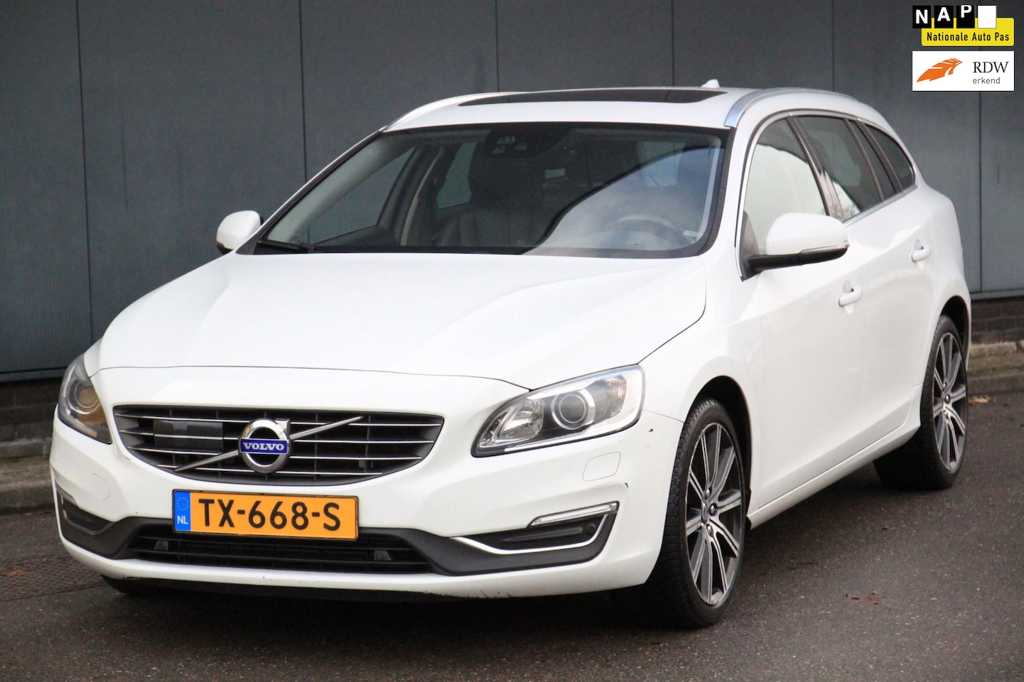 Volvo V60 - 2.0 D4 Summum Elek-Dak/Xenon/Camera/Leer/Adaptive Cruise Parkeersensor v,a - AutoWereld.nl