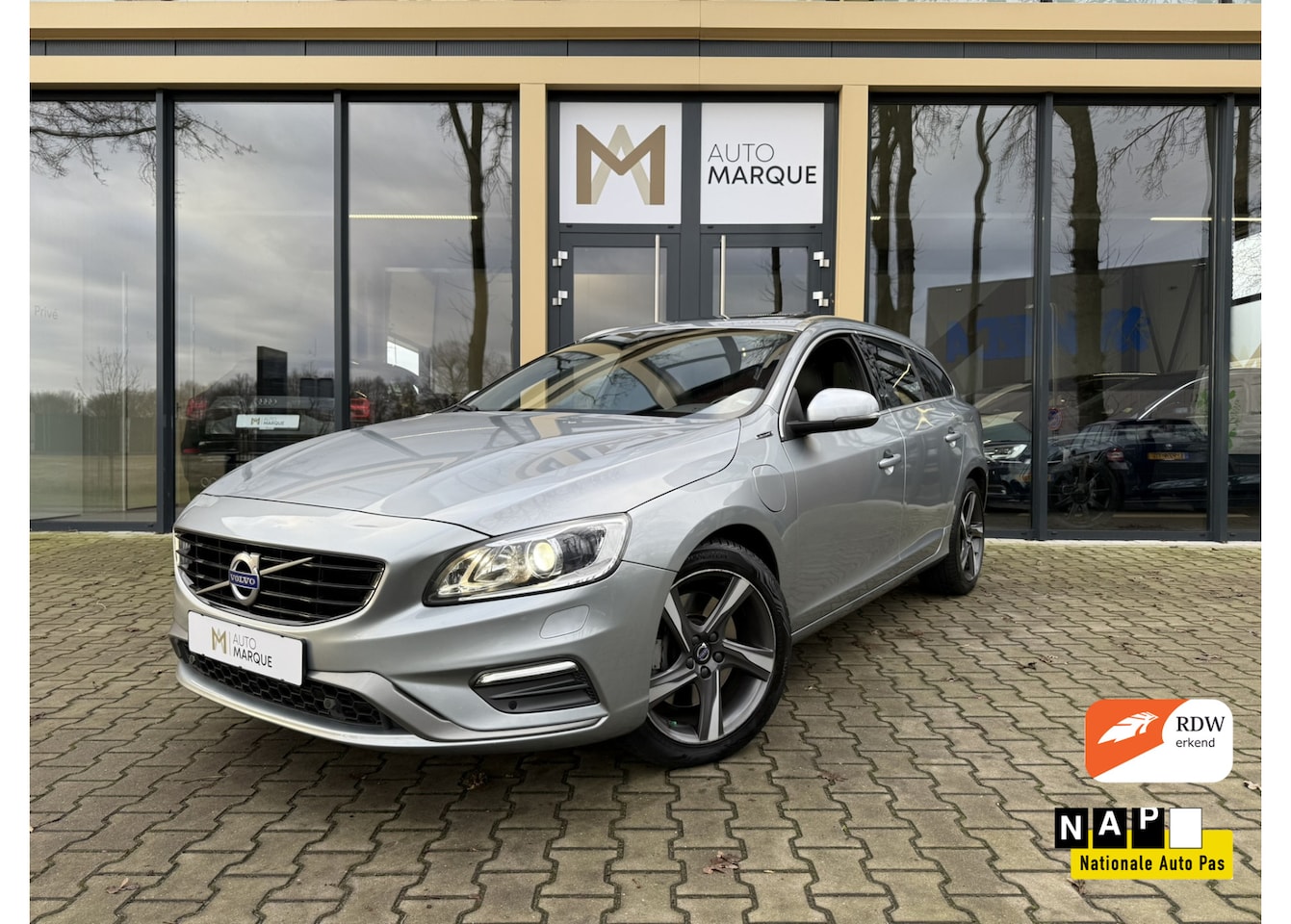 Volvo V60 - 2.4 D6 AWD Plug-In 230PK Twin Engine | R-Design | Schuif/Kanteldak | 18" LM Velgen | Bi-Xe - AutoWereld.nl