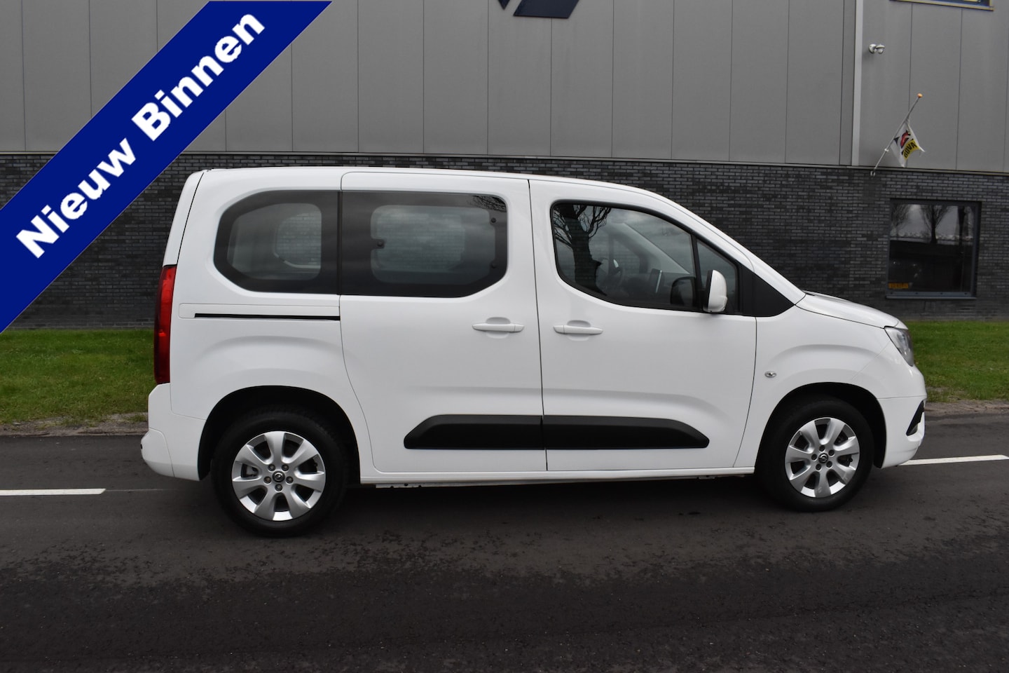 Opel Combo Tour - 1.2 Turbo L1H1 Edition 5 persoons Benzine - AutoWereld.nl