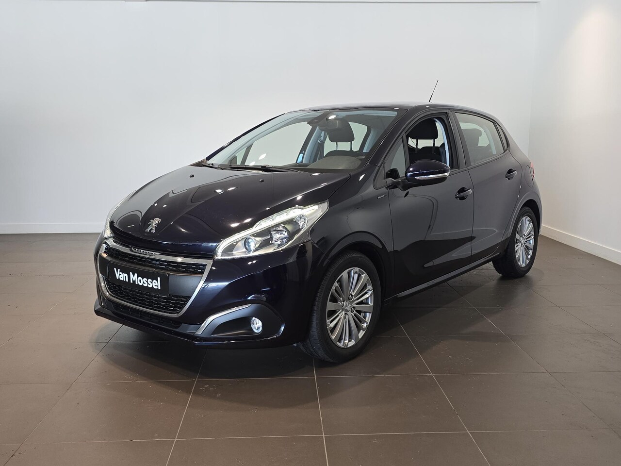 Peugeot 208 - 1.2 PureTech Signature AIRCO | LMV | SENSOREN ACHTER - AutoWereld.nl