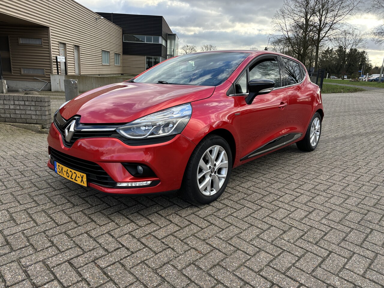 Renault Clio - 0.9 TCe Limited [ fm navi,airco,16``lmv,cruise,pdc ] - AutoWereld.nl