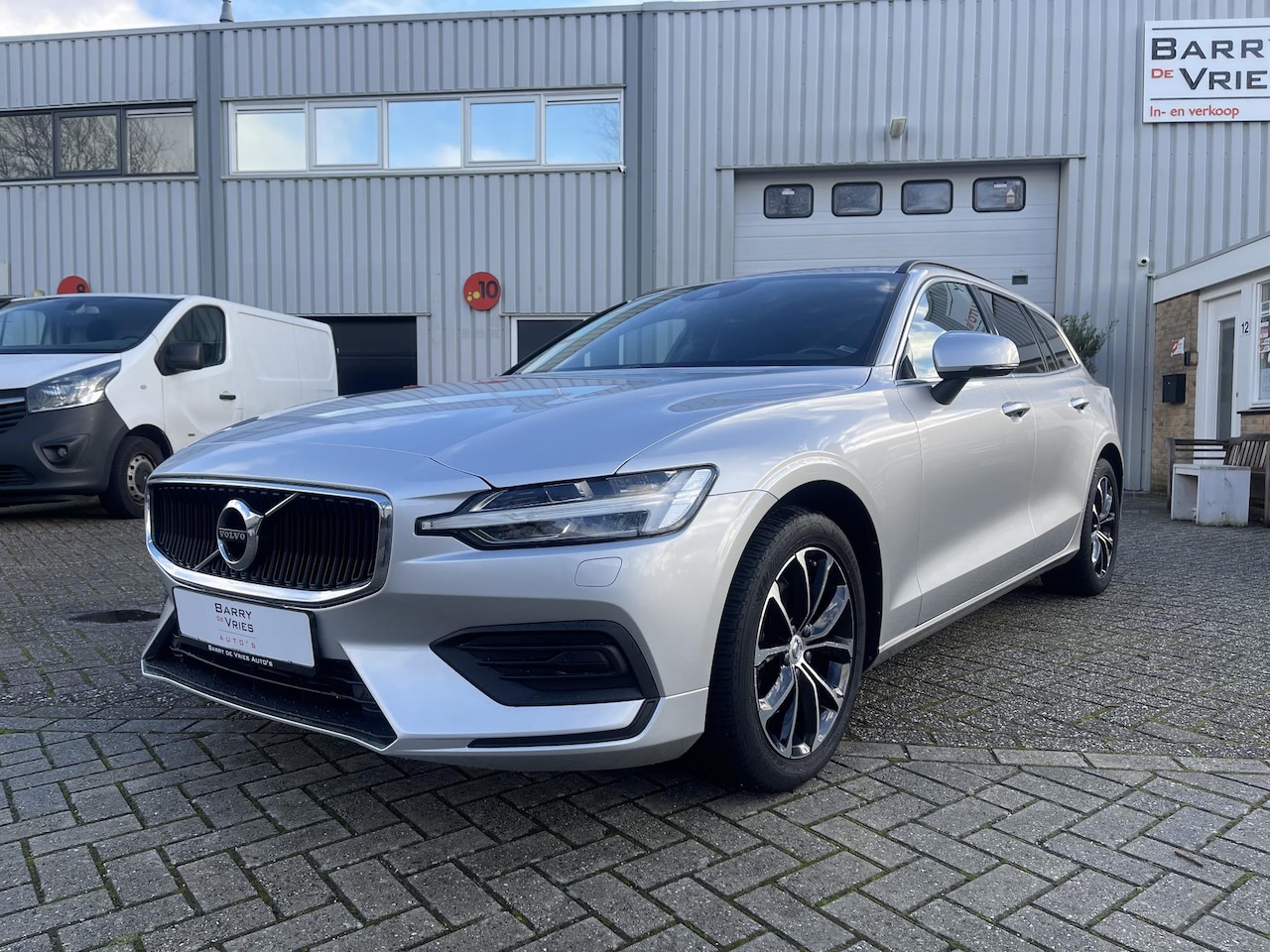 Volvo V60 - 2.0 B4 Momentum Business | Apple Carplay | Stoelverwarming | Dealeronderhouden | - AutoWereld.nl