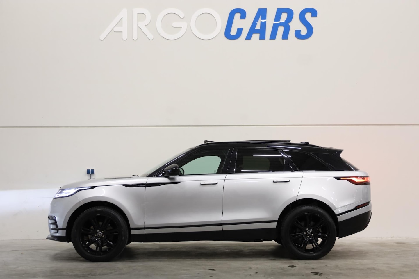 Land Rover Range Rover Velar - 2.0 D180 AWD R-Dynamic Carbon Edition PANO LEDER LINE ASSIST LEASE / INRUIL MOGELIJK - AutoWereld.nl