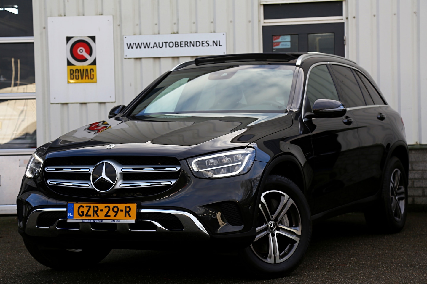 Mercedes-Benz GLC-klasse - 300e Plug in hybride PHEV 4MATIC Premium*Perfect Onderh.*BTW*1ste Eig*Elek. Trekhaak/Pano/ - AutoWereld.nl