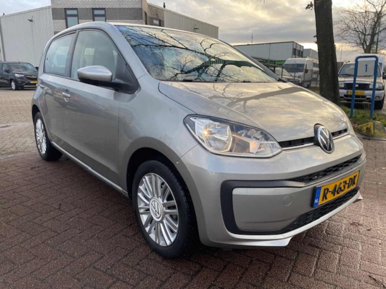 Volkswagen Up! - 1.0 5deurs Beats Executive 72.000km Airco/ECC,Camera,Cruisecontrol - AutoWereld.nl