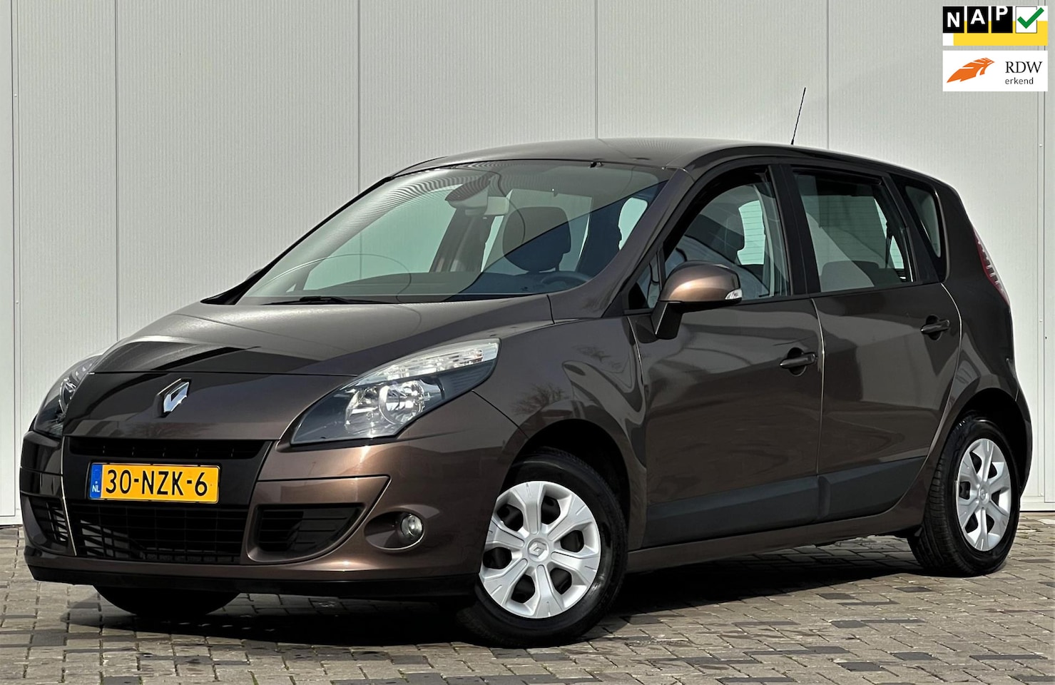 Renault Scénic - 1.6 Expression NAVI IN NIEUWSTAAT AUTO NAP KILOMETERS - AutoWereld.nl