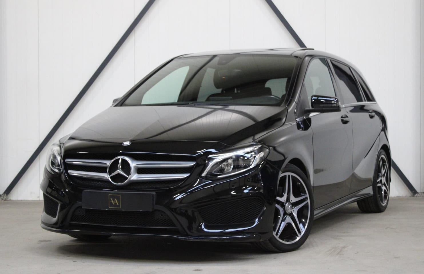 Mercedes-Benz B-klasse - 180 AMG-Line l 1e eigenaar l Panodak l NAP l Key-Less - AutoWereld.nl