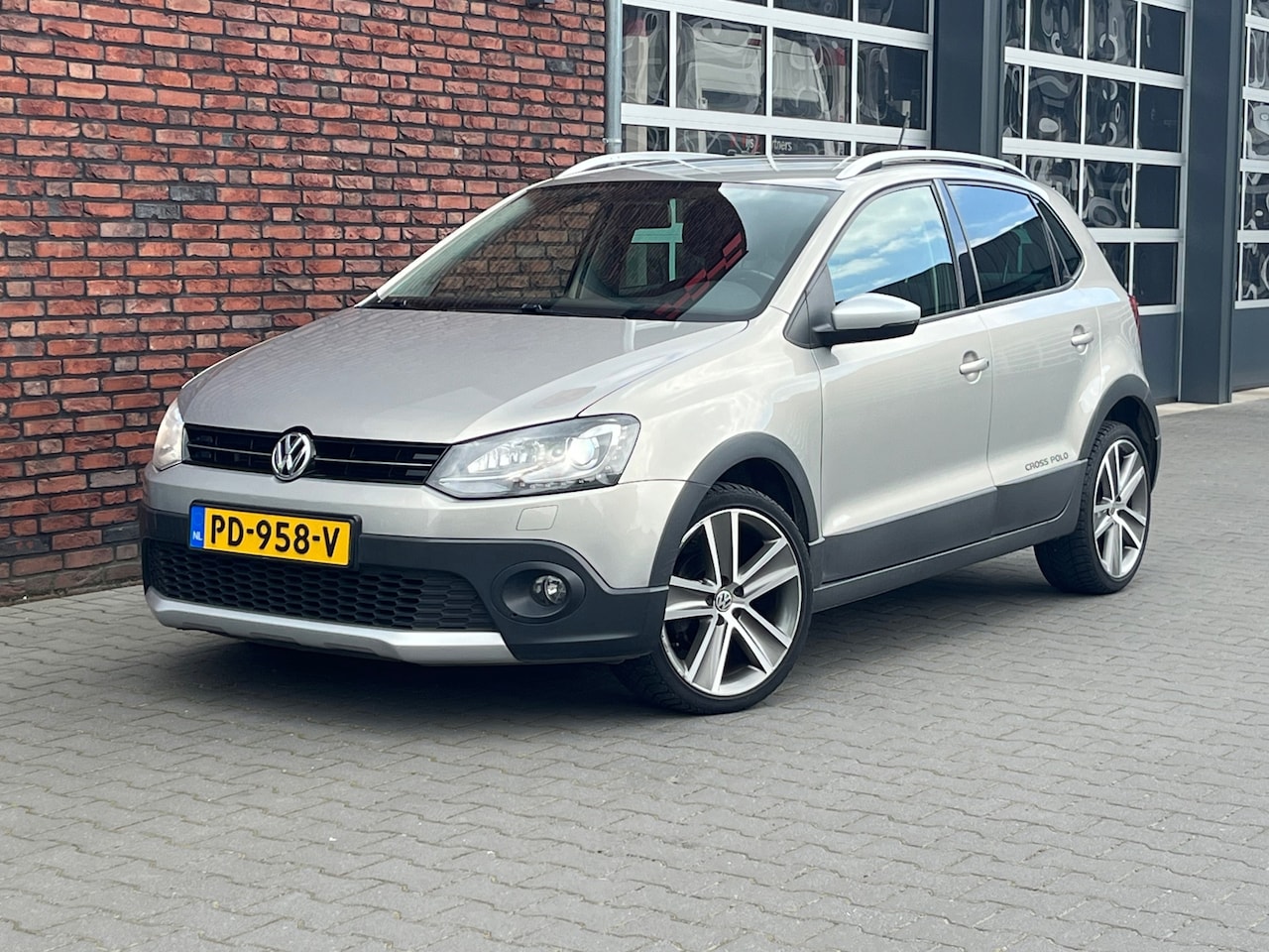 Volkswagen Polo - 1.2 TSI Cross Automaat/ParkeerSensoren/LED/Clima/Cruise/Airco/LM17" - AutoWereld.nl