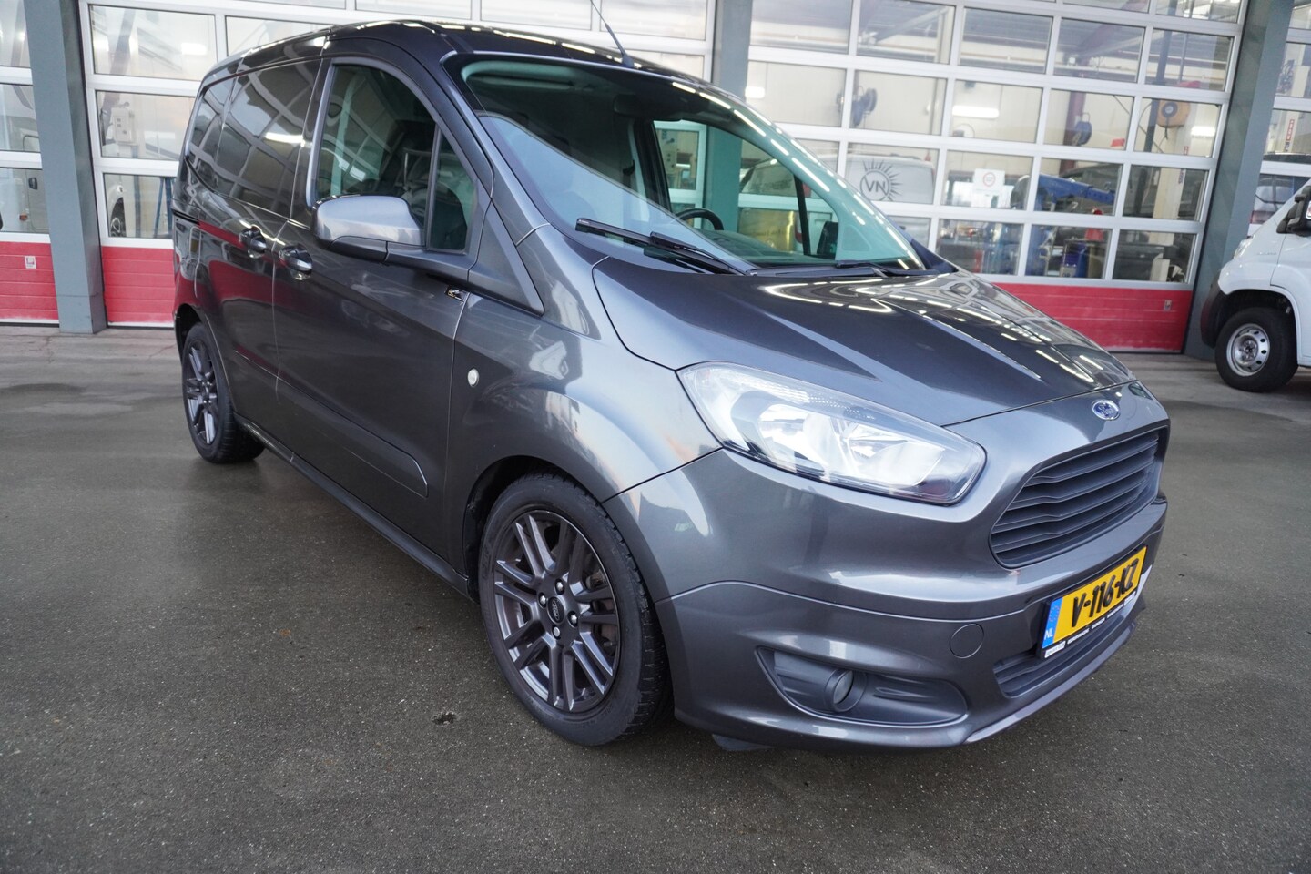 Ford Transit Courier - TDCI 95 PK Sport Nr. V049 | Climat | Cruise | Trekhaak - AutoWereld.nl