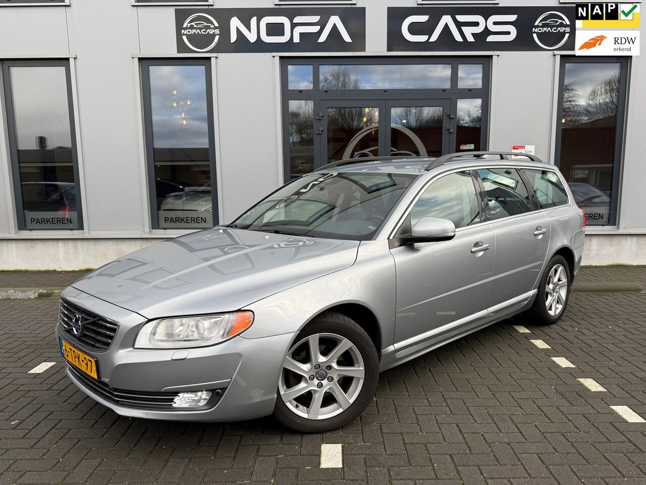 Volvo V70 - 1.6 T4 Nordic+|Leer|Trekhaak|xenon|Navi|PDC|NAP - AutoWereld.nl