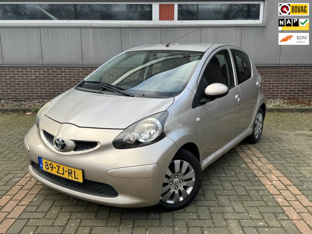 Toyota Aygo - 1.0-12V +LEDER/AIRCO/LM VELGEN/CV OP AFSTAND - AutoWereld.nl