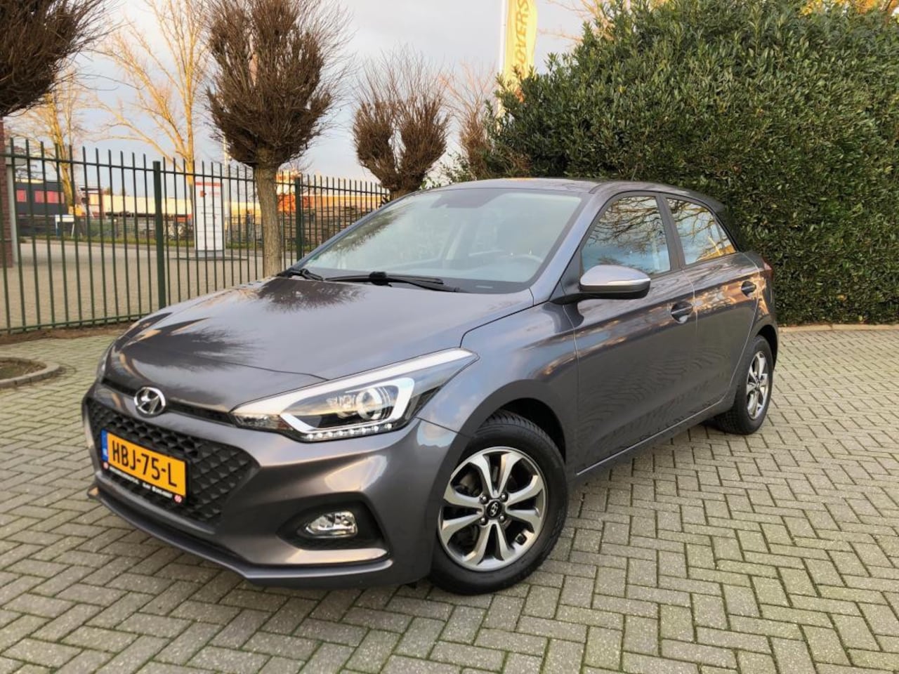 Hyundai i20 - 1.2 - 4 cil., AIRCO, Cruise Control, Isofix, Led, Parkeersensoren, Stuur- & Stoelverwarmin - AutoWereld.nl