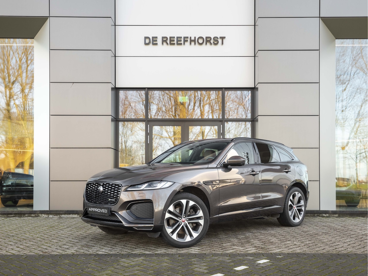 Jaguar F-Pace - P400e PHEV R-Dynamic S | Cold Climate Pack | Elektrische trekhaak | Vintage Tan - AutoWereld.nl