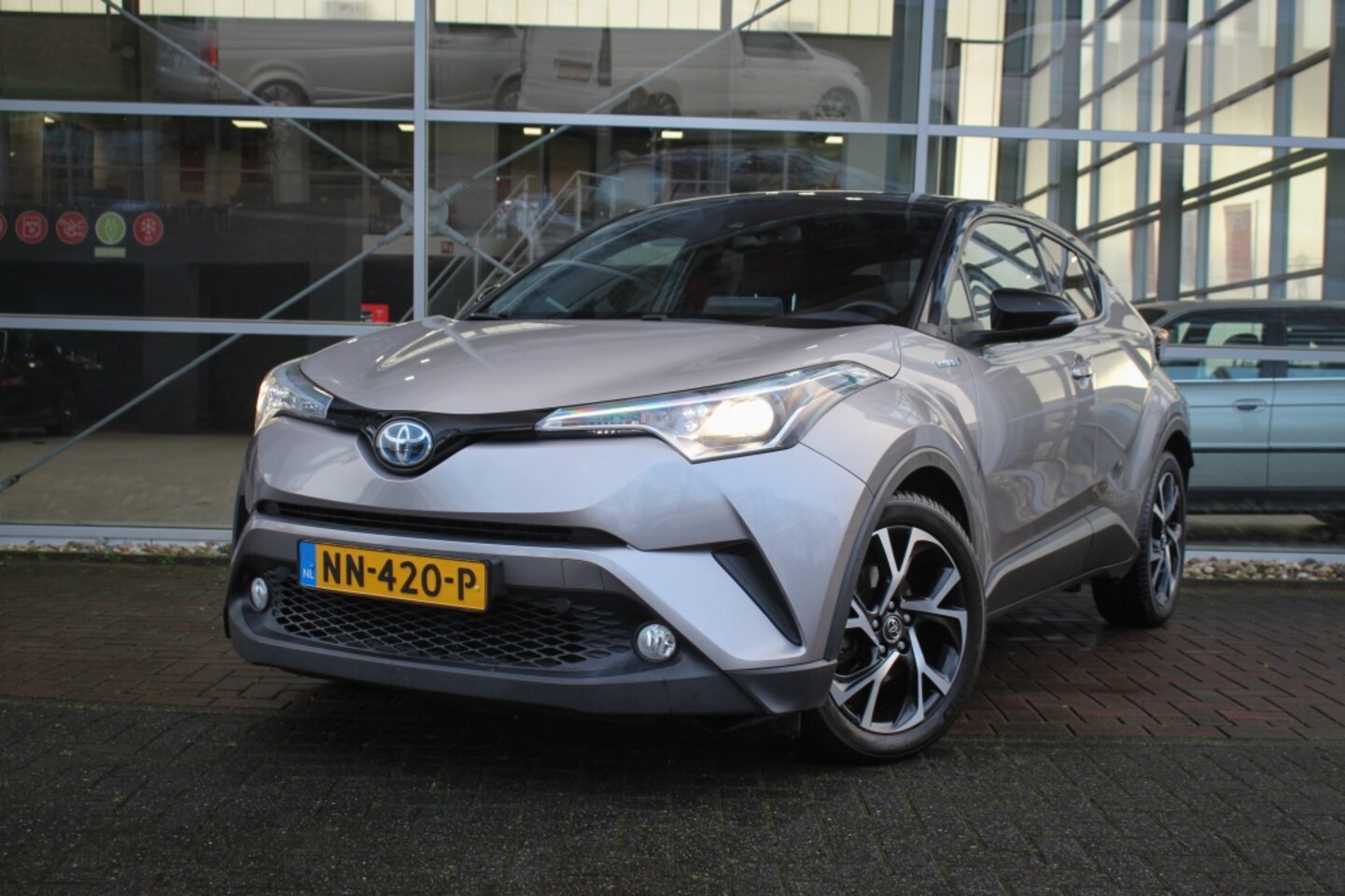 Toyota C-HR - 1.8 Hybrid Bi-Tone | Cruise | Navi | Stoelverwarming | - AutoWereld.nl