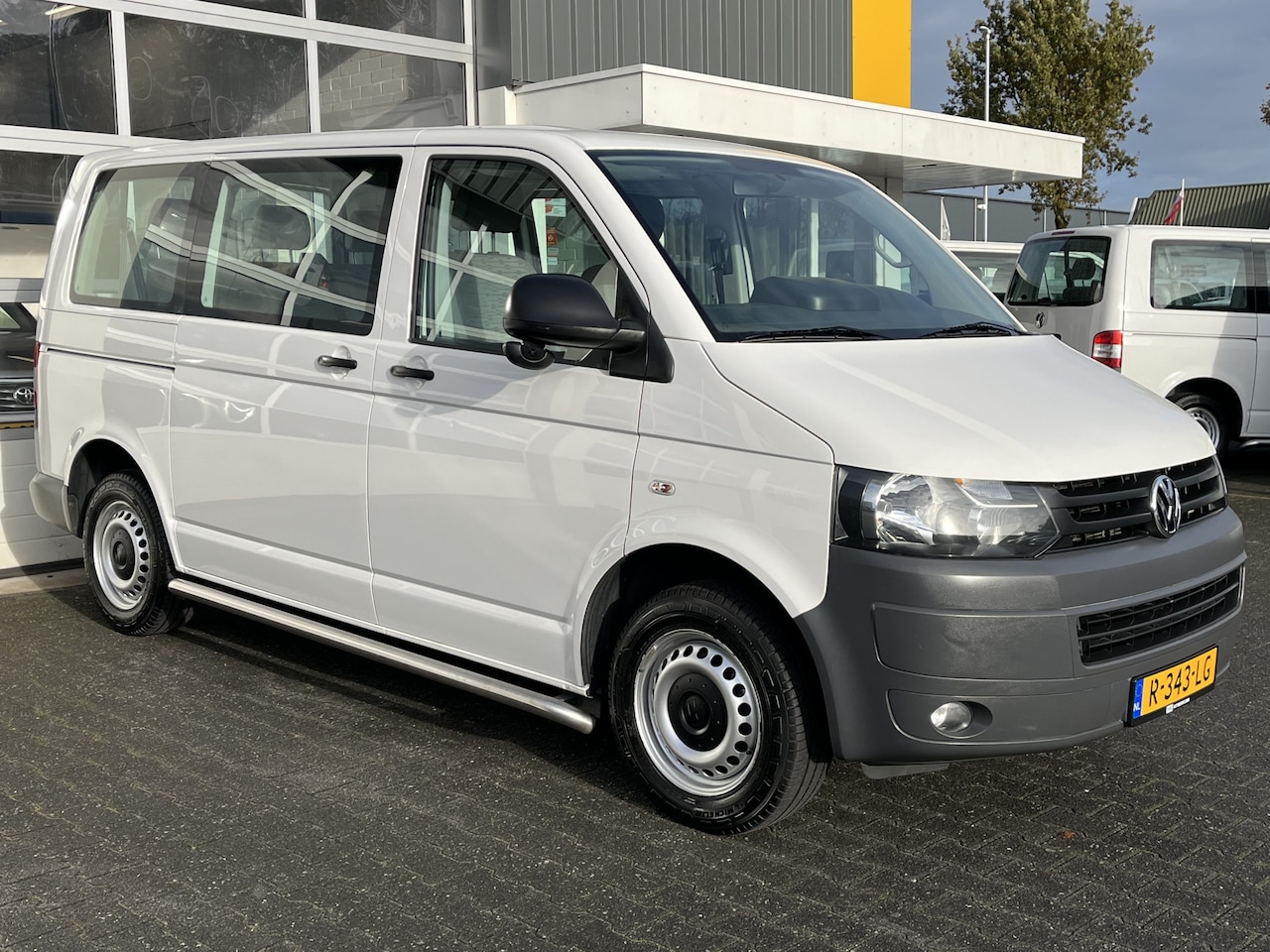 Volkswagen Transporter Kombi - 2.0 TDI DSG L1H1 BM Trendline BTW en BPM vrij Airco Cruise control Trekhaak PDC 1e eigenaa - AutoWereld.nl